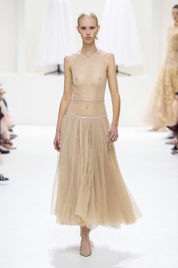 الأنوثة والأناقة.. عنوانا مجموعة دار Dior للهوت كوتور لخريف وشتاء 2018 - 2019 