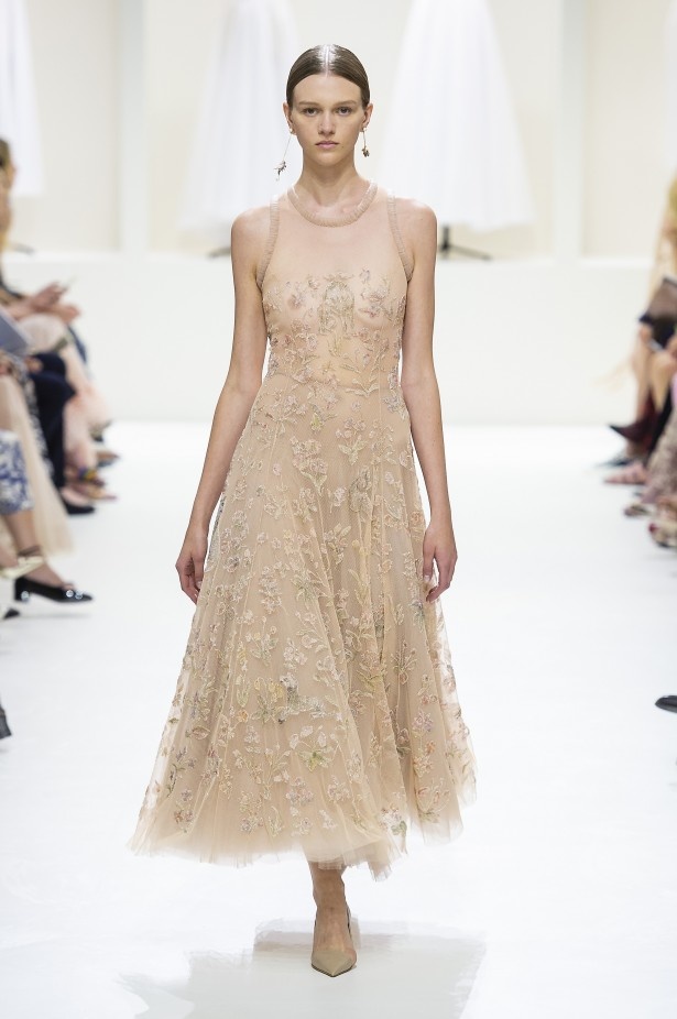 الأنوثة والأناقة.. عنوانا مجموعة دار Dior للهوت كوتور لخريف وشتاء 2018 - 2019 