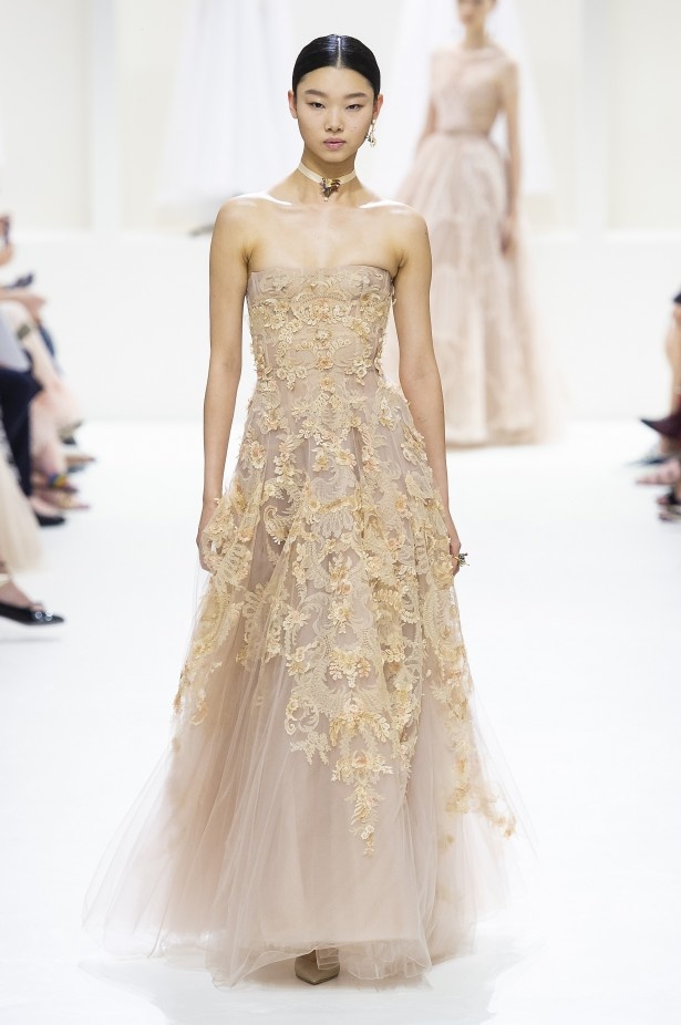 الأنوثة والأناقة.. عنوانا مجموعة دار Dior للهوت كوتور لخريف وشتاء 2018 - 2019 