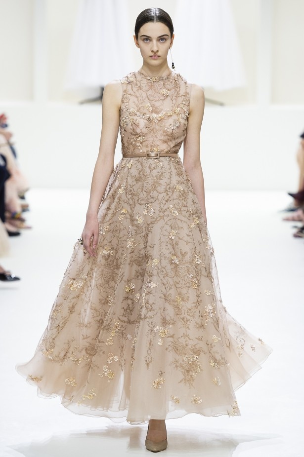 الأنوثة والأناقة.. عنوانا مجموعة دار Dior للهوت كوتور لخريف وشتاء 2018 - 2019 