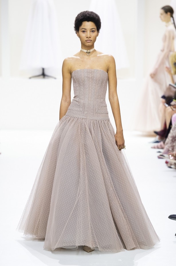 الأنوثة والأناقة.. عنوانا مجموعة دار Dior للهوت كوتور لخريف وشتاء 2018 - 2019 