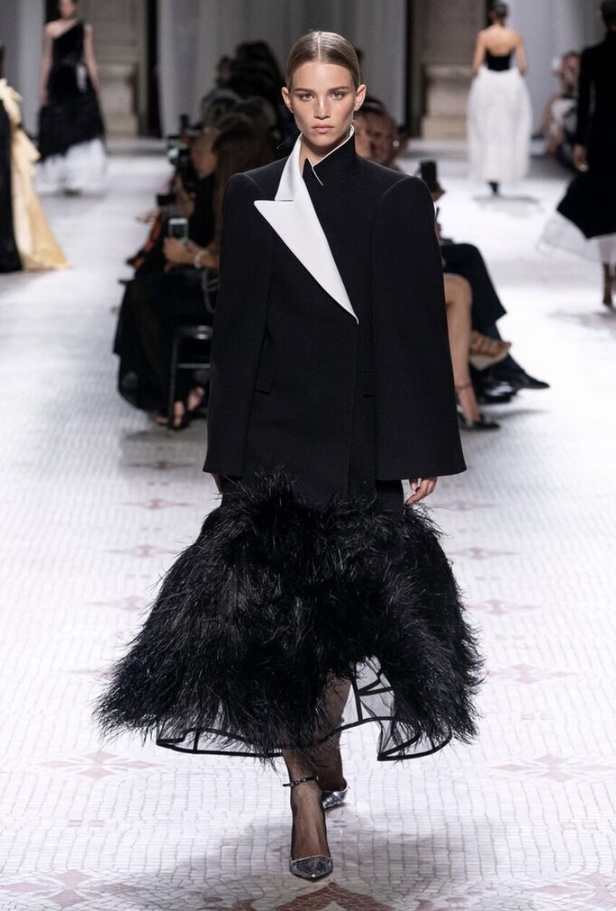 مجموعة جيفنشي كوتور 2019: تفاصيل دراماتيكية وغموض خيالي ساحر