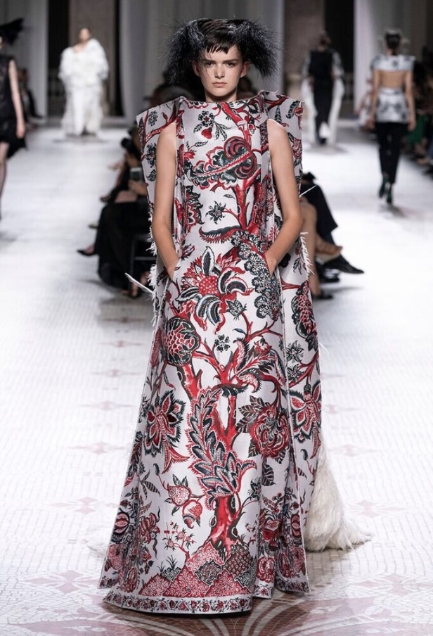 مجموعة جيفنشي كوتور 2019: تفاصيل دراماتيكية وغموض خيالي ساحر