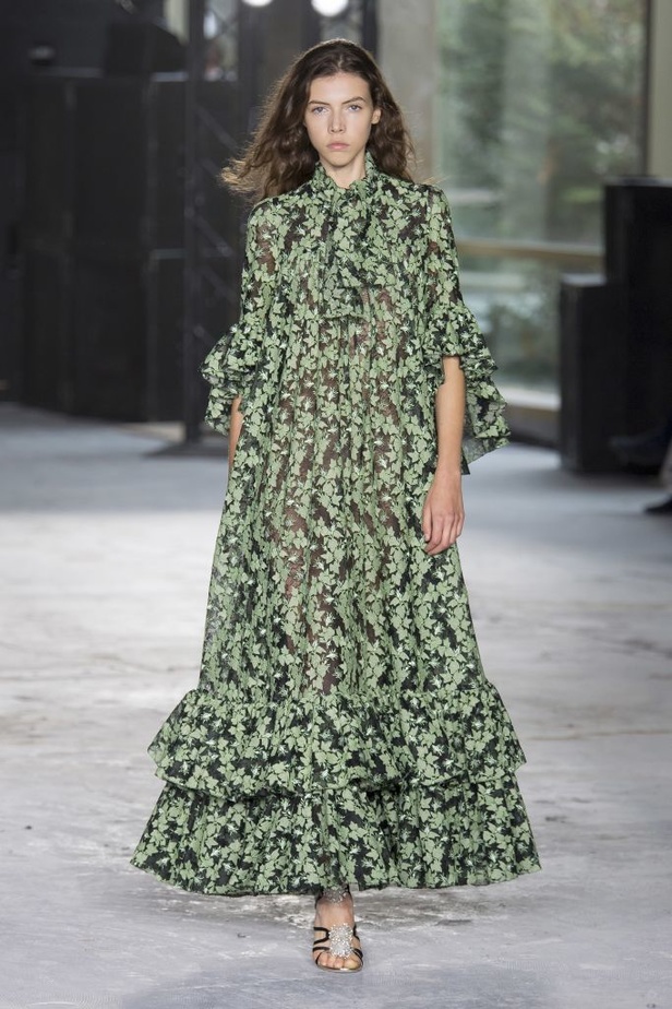 مجموعة Giambattista Valli لربيع وصيف 2018
