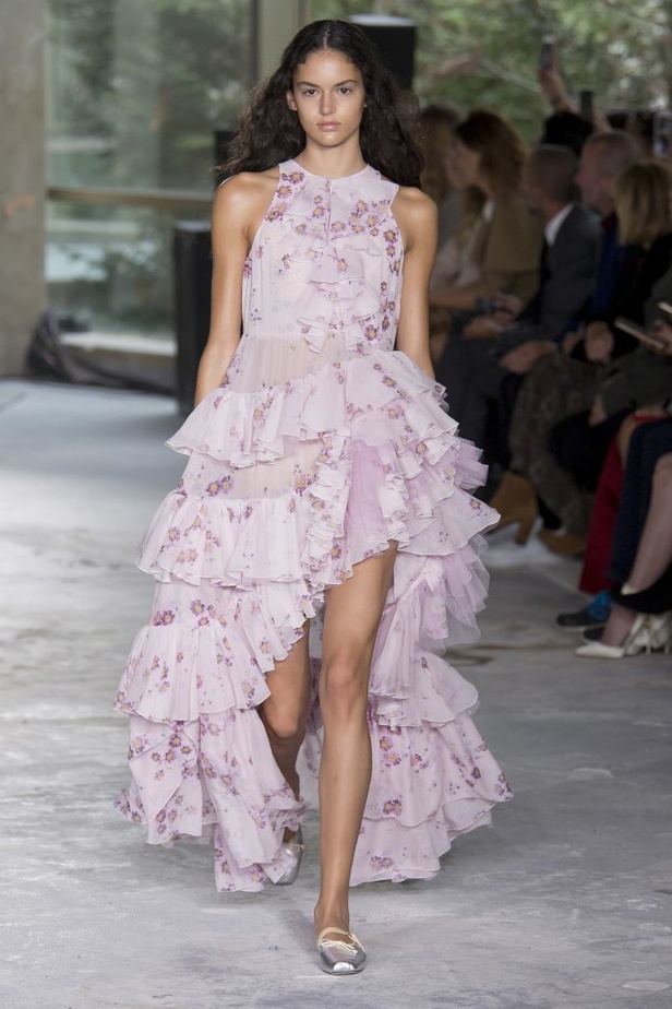 مجموعة Giambattista Valli لربيع وصيف 2018