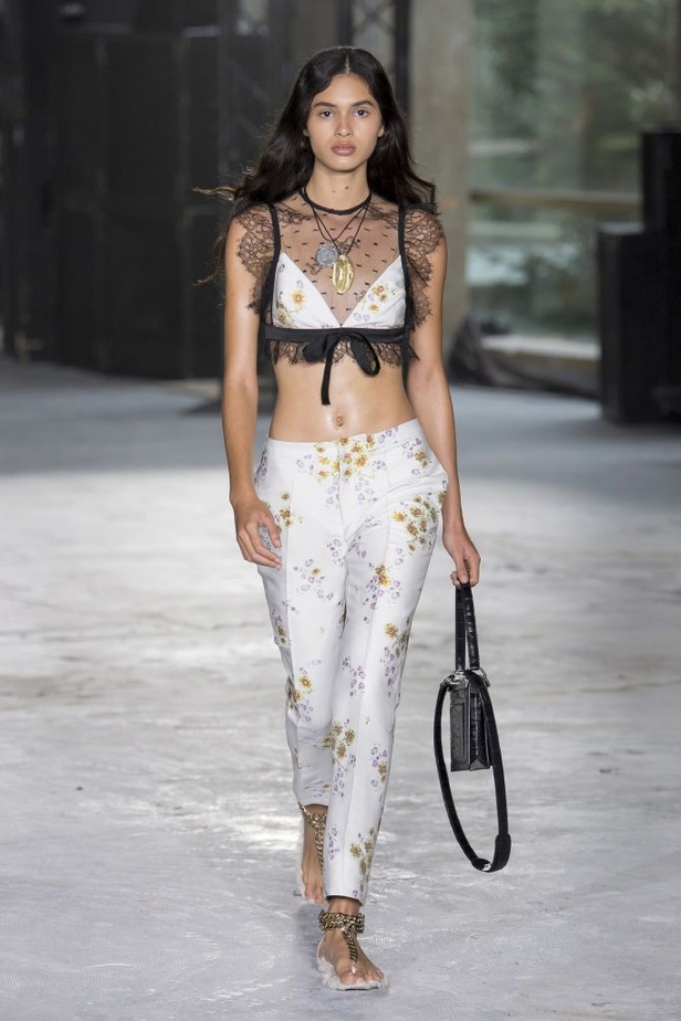 مجموعة Giambattista Valli لربيع وصيف 2018