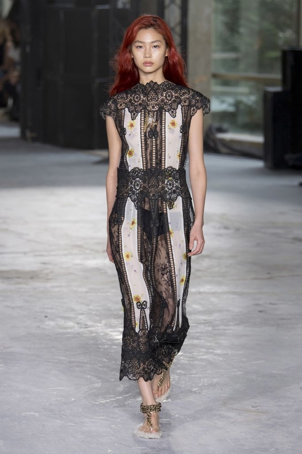 مجموعة Giambattista Valli لربيع وصيف 2018