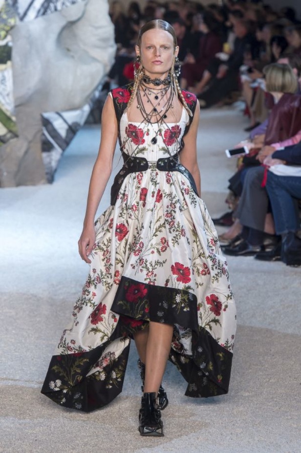 مجموعة "الكسندر مكوين" لموسم ربيع وصيف 2019