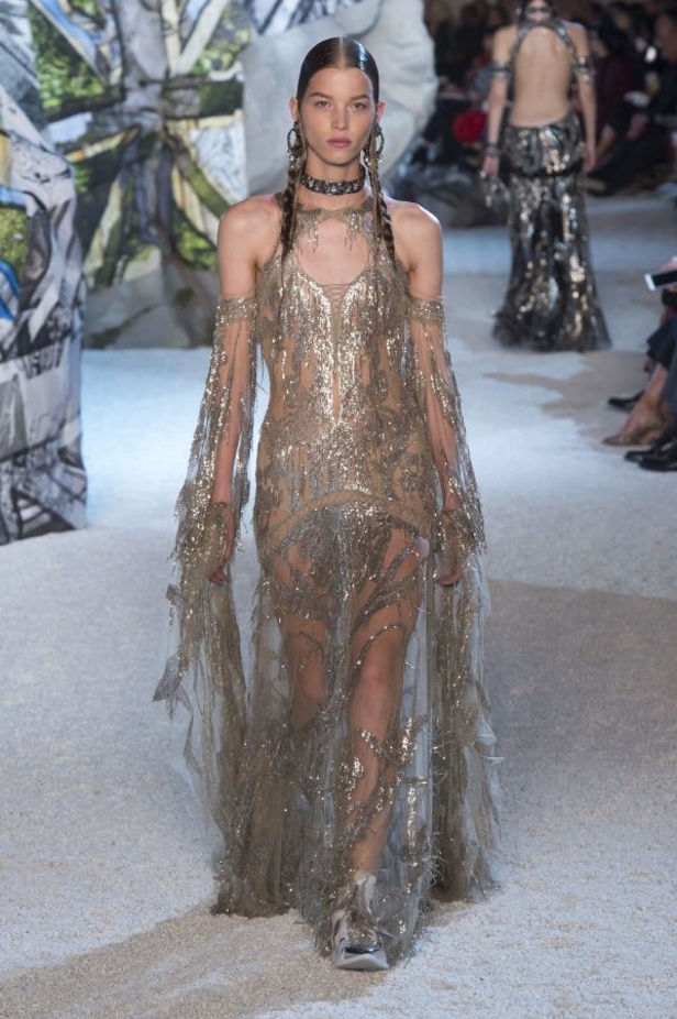 مجموعة "الكسندر مكوين" لموسم ربيع وصيف 2019