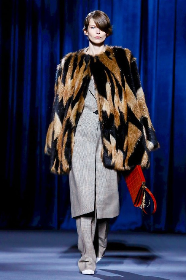 أزياء جيفنشي تظهر شخصية المرأة العملية والقوية