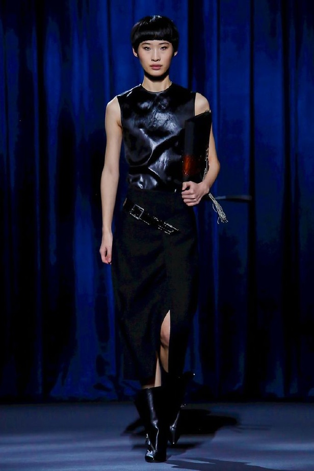 أزياء جيفنشي تظهر شخصية المرأة العملية والقوية