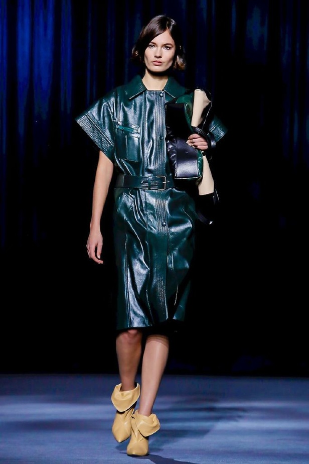 أزياء جيفنشي تظهر شخصية المرأة العملية والقوية