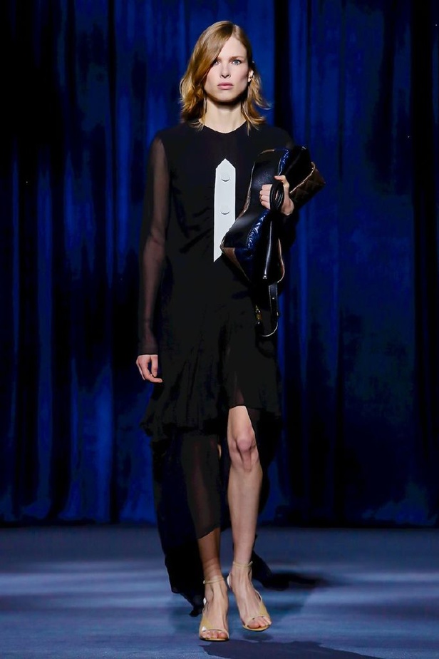 أزياء جيفنشي تظهر شخصية المرأة العملية والقوية