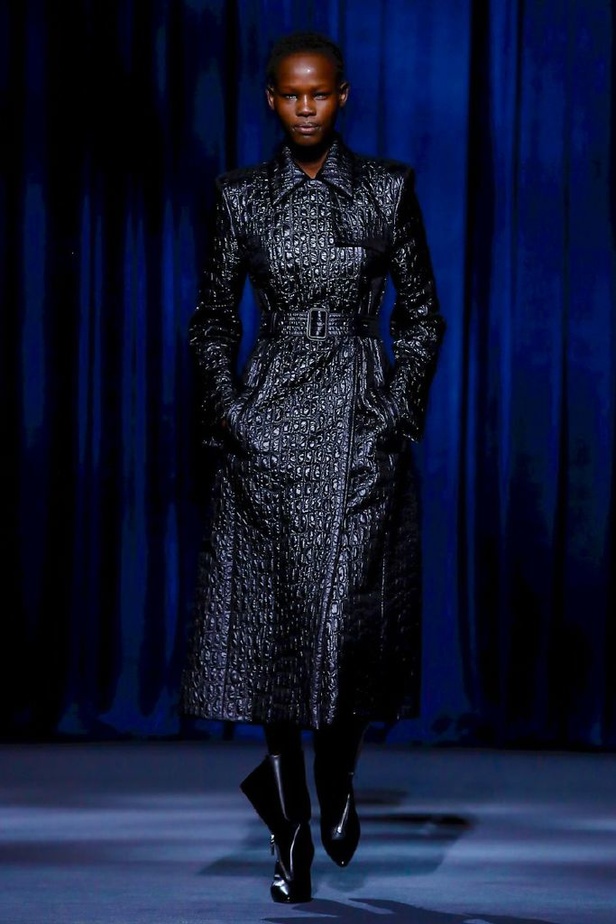 أزياء جيفنشي تظهر شخصية المرأة العملية والقوية