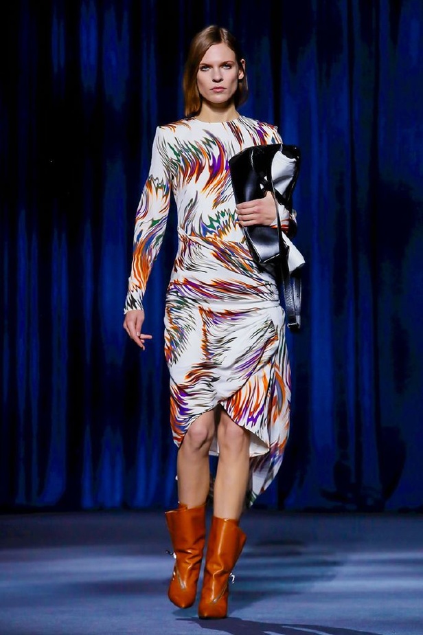 أزياء جيفنشي تظهر شخصية المرأة العملية والقوية