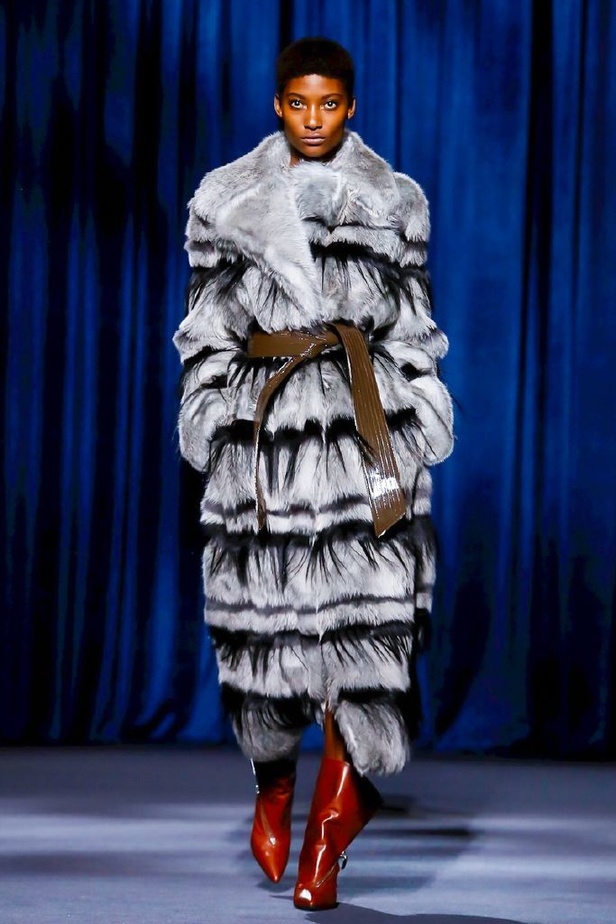 أزياء جيفنشي تظهر شخصية المرأة العملية والقوية