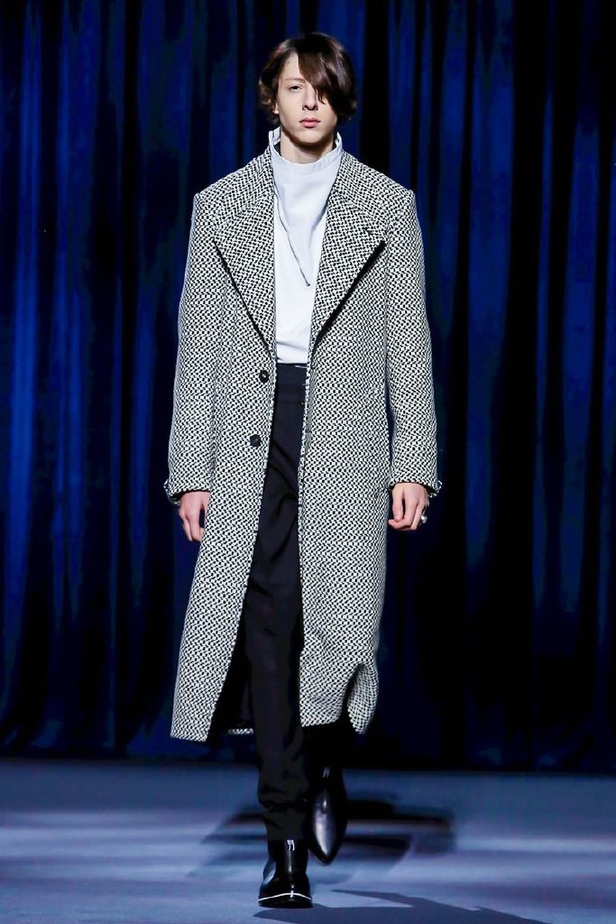 أزياء جيفنشي تظهر شخصية المرأة العملية والقوية