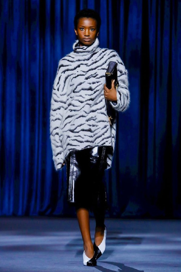 أزياء جيفنشي تظهر شخصية المرأة العملية والقوية