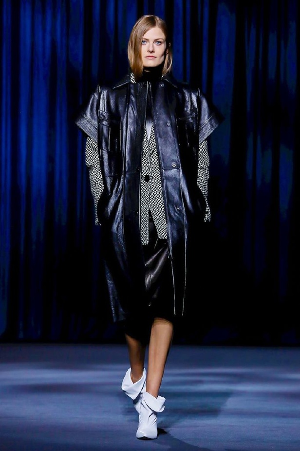 أزياء جيفنشي تظهر شخصية المرأة العملية والقوية