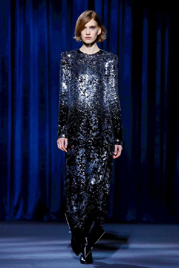 أزياء جيفنشي تظهر شخصية المرأة العملية والقوية