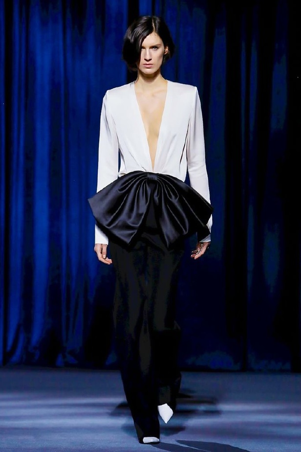 أزياء جيفنشي تظهر شخصية المرأة العملية والقوية