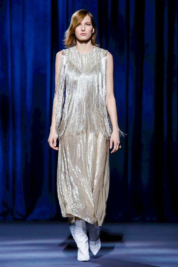 أزياء جيفنشي تظهر شخصية المرأة العملية والقوية