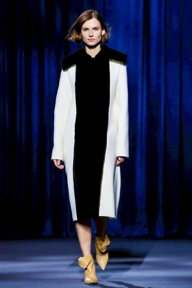 أزياء جيفنشي تظهر شخصية المرأة العملية والقوية