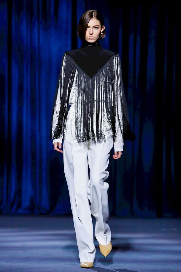 أزياء جيفنشي تظهر شخصية المرأة العملية والقوية