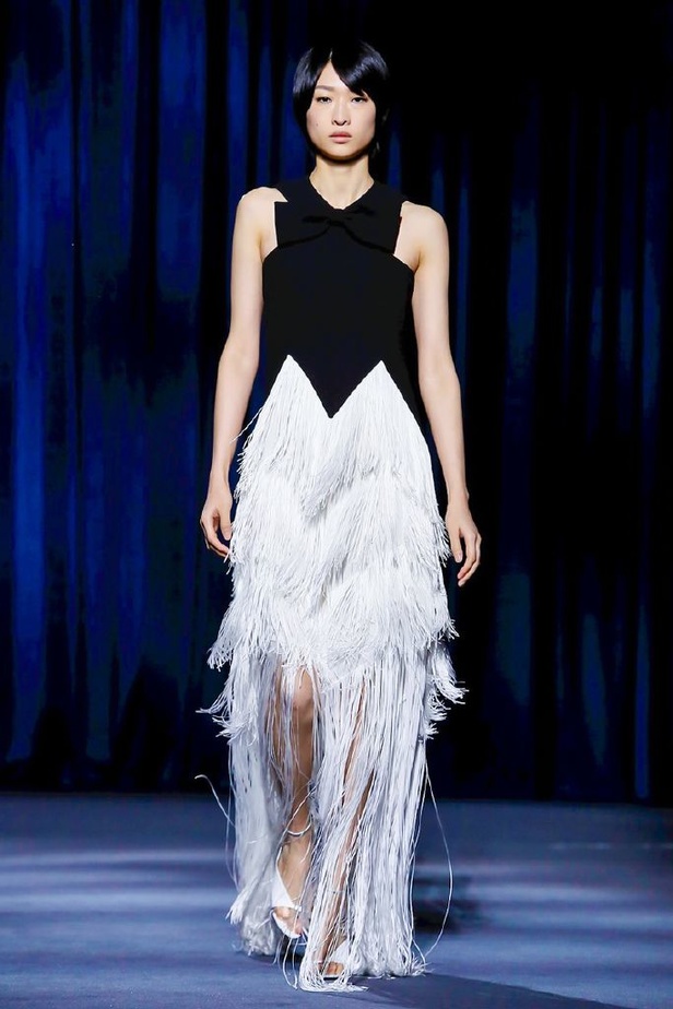 أزياء جيفنشي تظهر شخصية المرأة العملية والقوية