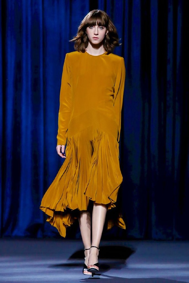 أزياء جيفنشي تظهر شخصية المرأة العملية والقوية