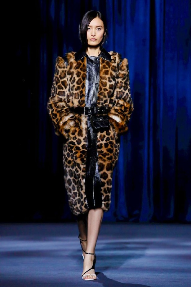 أزياء جيفنشي تظهر شخصية المرأة العملية والقوية