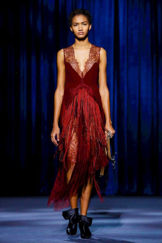 أزياء جيفنشي تظهر شخصية المرأة العملية والقوية