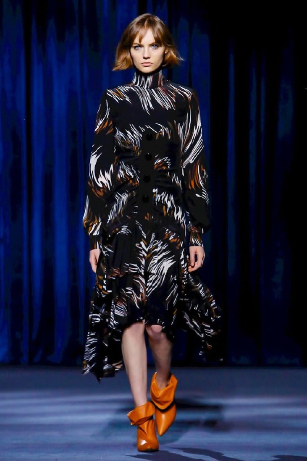 أزياء جيفنشي تظهر شخصية المرأة العملية والقوية