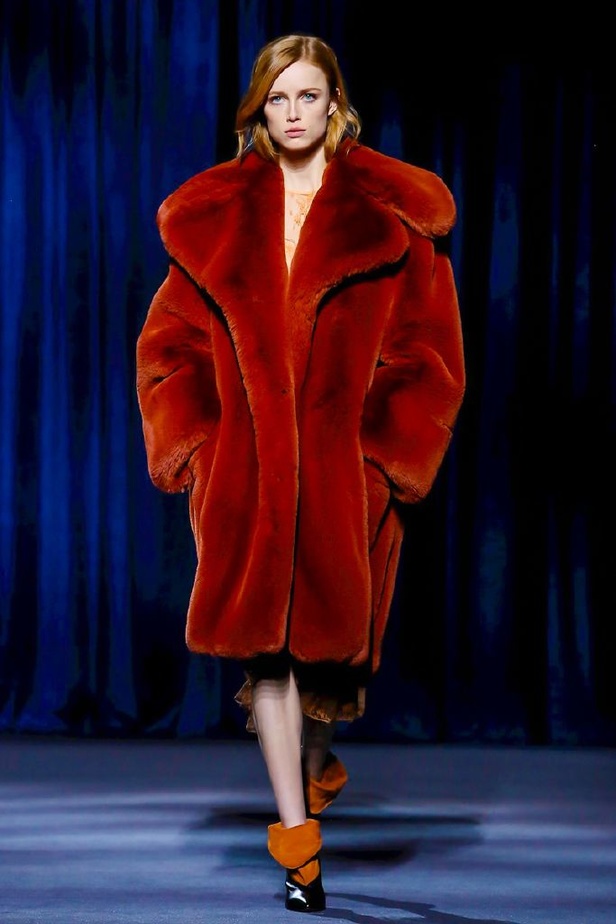 أزياء جيفنشي تظهر شخصية المرأة العملية والقوية