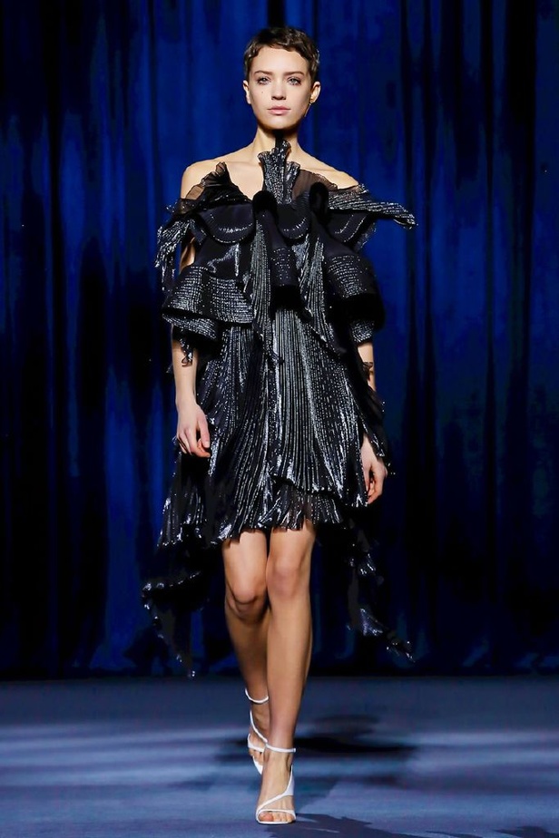 أزياء جيفنشي تظهر شخصية المرأة العملية والقوية