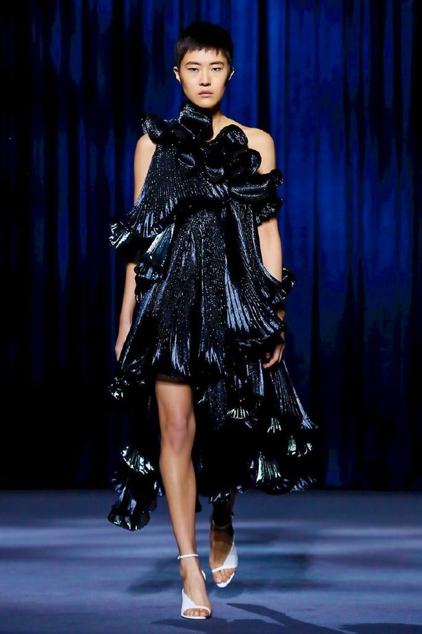 أزياء جيفنشي تظهر شخصية المرأة العملية والقوية