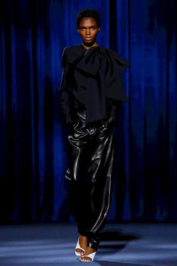 أزياء جيفنشي تظهر شخصية المرأة العملية والقوية