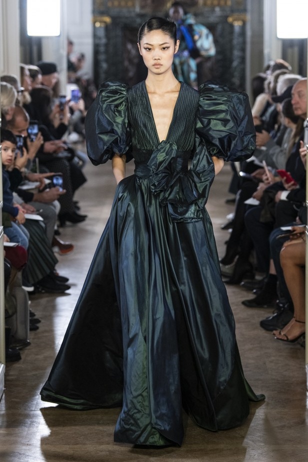 تصاميم كلاسيكية ومتنوعة من Elie Saab لخريف وشتاء 2019 