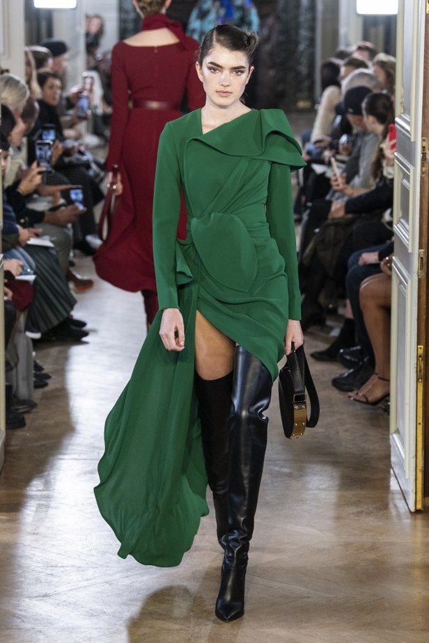 تصاميم كلاسيكية ومتنوعة من Elie Saab لخريف وشتاء 2019 