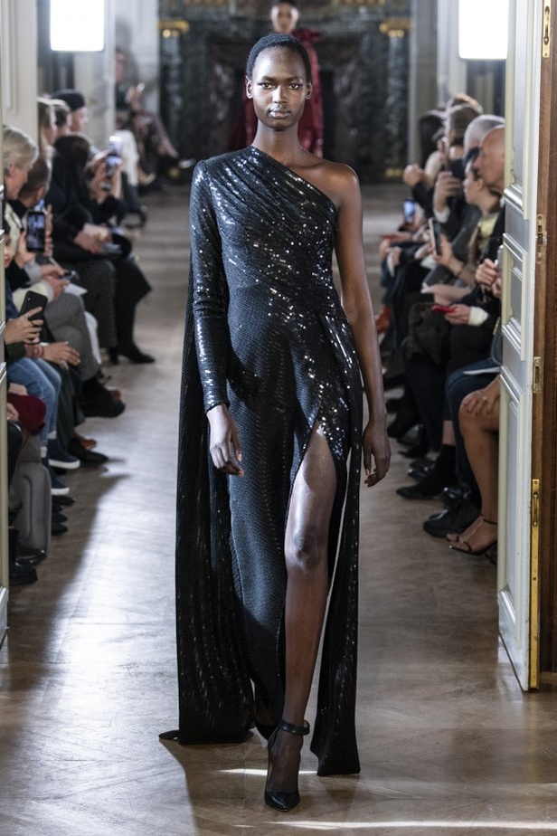 تصاميم كلاسيكية ومتنوعة من Elie Saab لخريف وشتاء 2019 