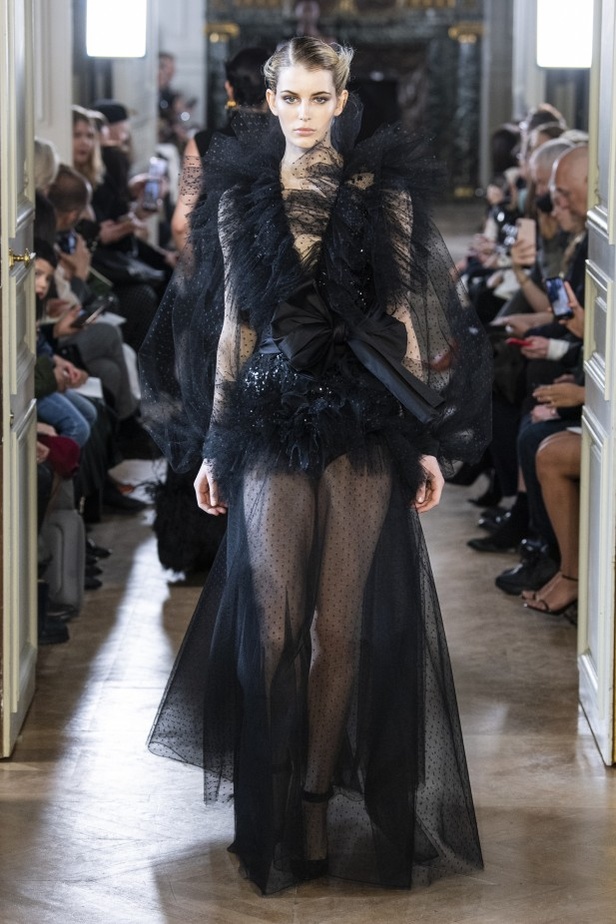 تصاميم كلاسيكية ومتنوعة من Elie Saab لخريف وشتاء 2019 