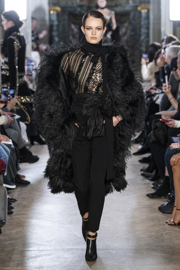 تصاميم كلاسيكية ومتنوعة من Elie Saab لخريف وشتاء 2019 
