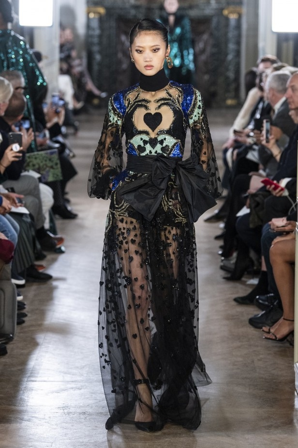 تصاميم كلاسيكية ومتنوعة من Elie Saab لخريف وشتاء 2019 