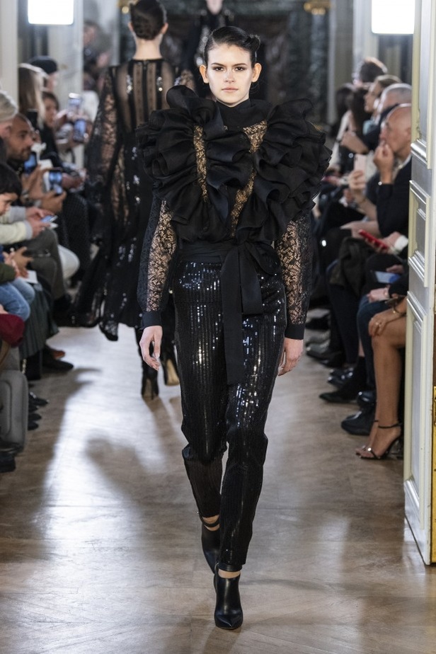 تصاميم كلاسيكية ومتنوعة من Elie Saab لخريف وشتاء 2019 