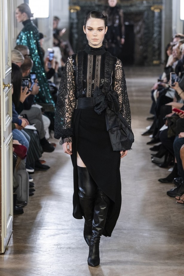 تصاميم كلاسيكية ومتنوعة من Elie Saab لخريف وشتاء 2019 