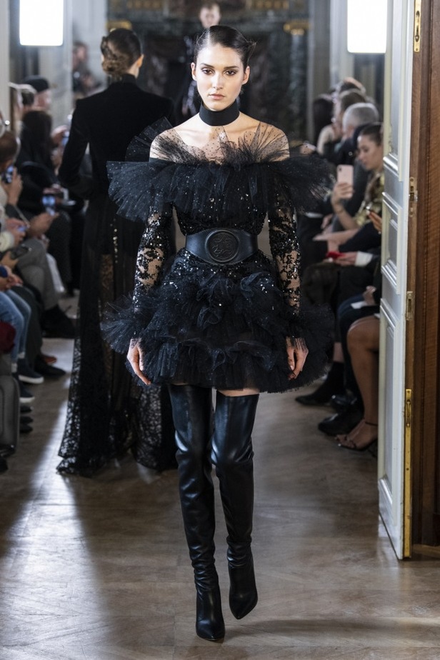 تصاميم كلاسيكية ومتنوعة من Elie Saab لخريف وشتاء 2019 