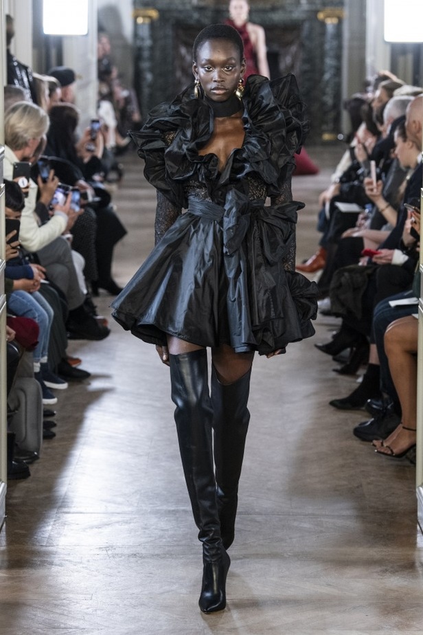 تصاميم كلاسيكية ومتنوعة من Elie Saab لخريف وشتاء 2019 