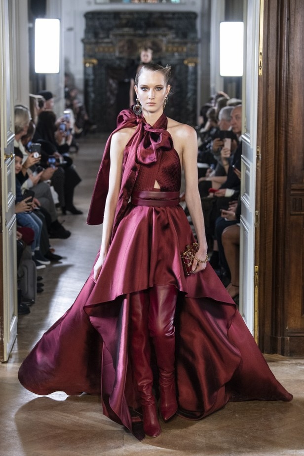 تصاميم كلاسيكية ومتنوعة من Elie Saab لخريف وشتاء 2019 