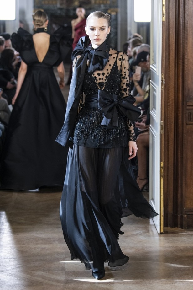 تصاميم كلاسيكية ومتنوعة من Elie Saab لخريف وشتاء 2019 