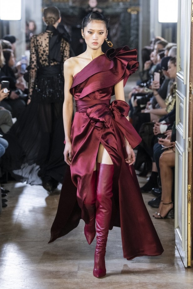 تصاميم كلاسيكية ومتنوعة من Elie Saab لخريف وشتاء 2019 